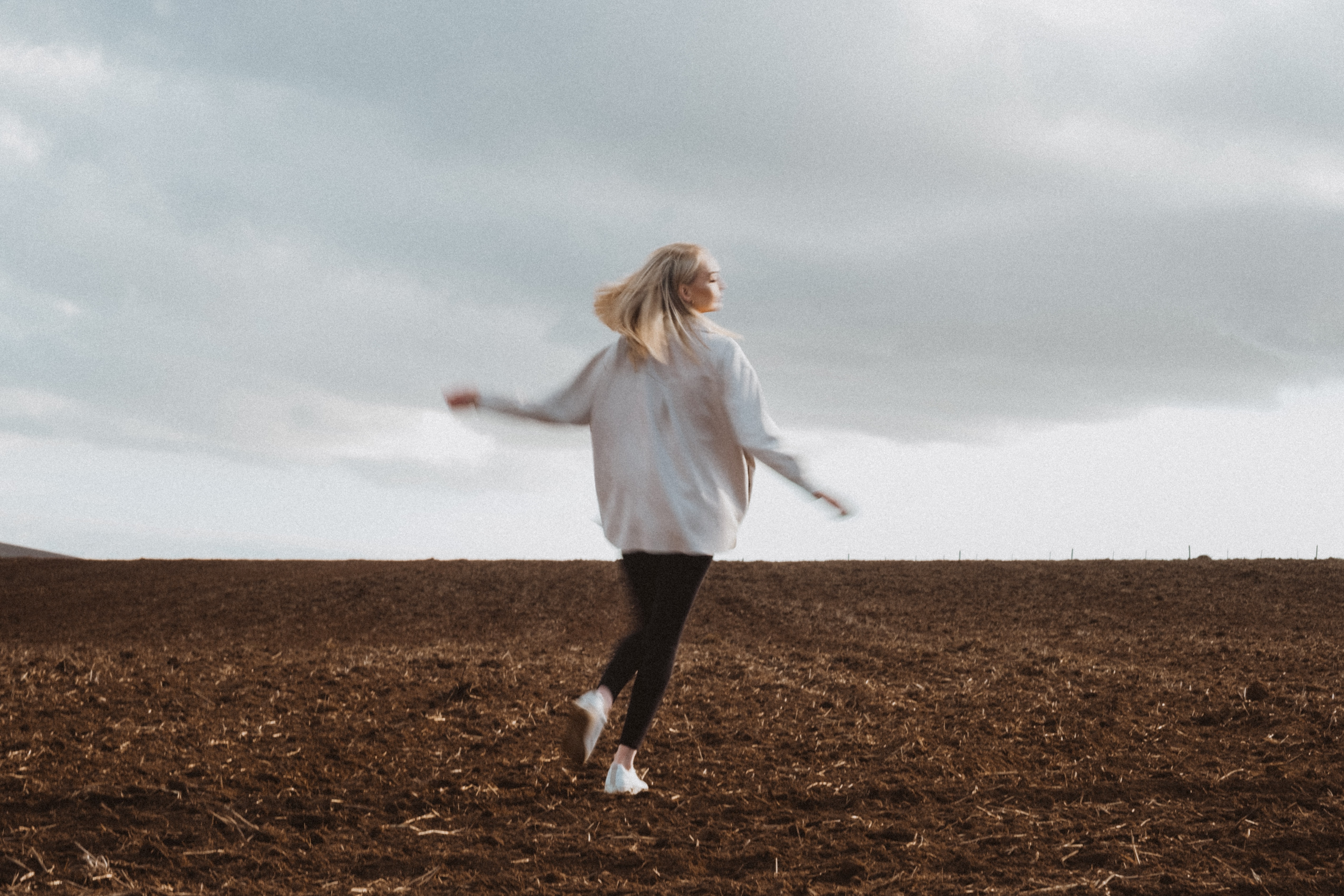 Mulher sentada em uma montanha